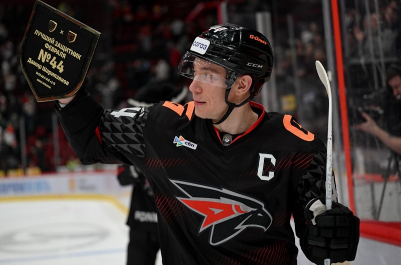 Дамир Шарипзянов — защитник и капитан команды КХЛ «Авангард»