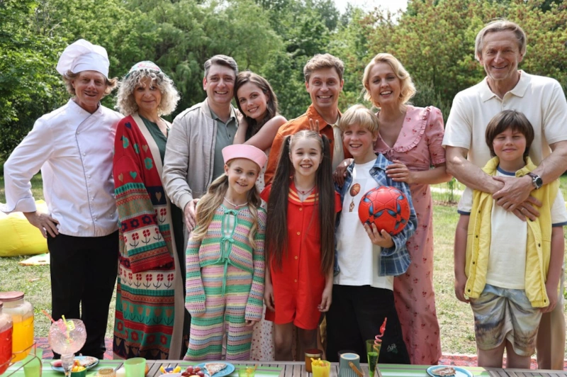 Дарья Свистунова и Александр Головин (в центре) на съемках фильма «Приключения желтого чемоданчика»