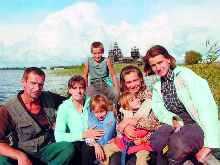 Михаил Логинов с женой Мирией и их старшие дети
