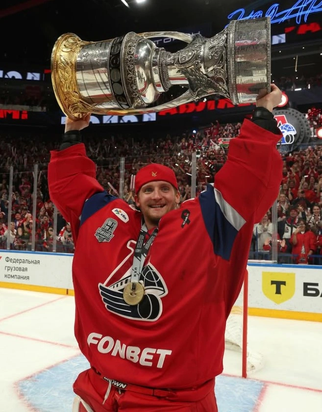 Даниил Исаев с кубком Гагарина