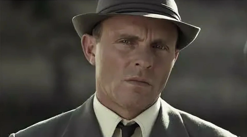 Дирк Мартенс в сериале «Баллада о Бомбере»