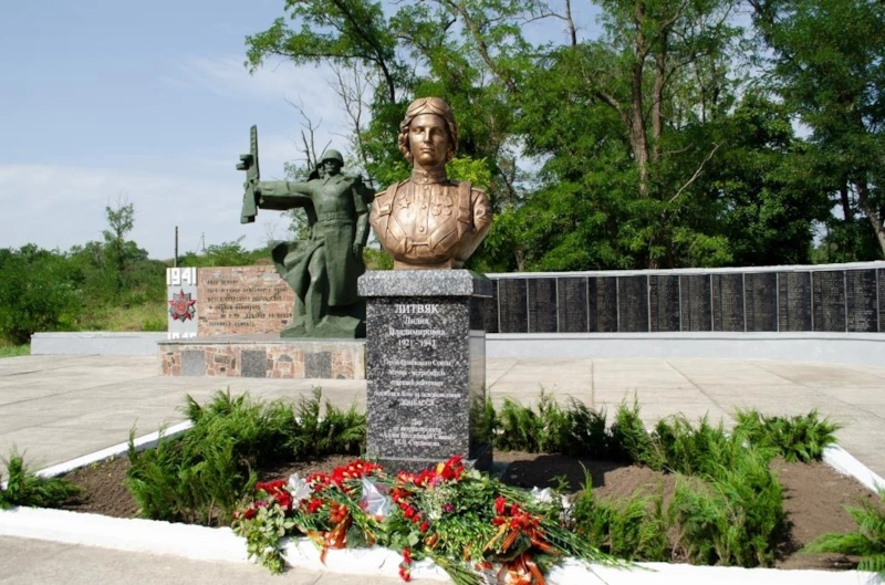Памятник Лидии Литвяк