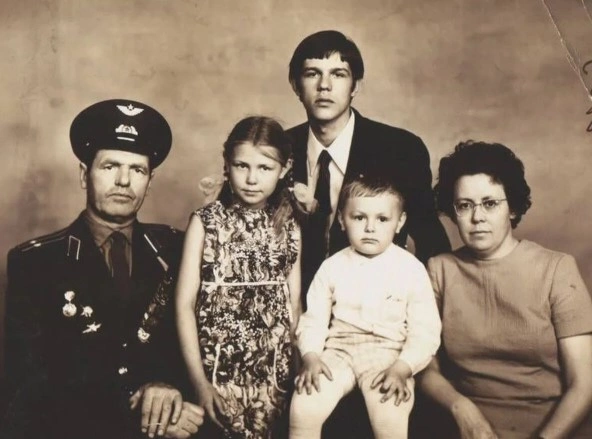Александр Новиков с родителями