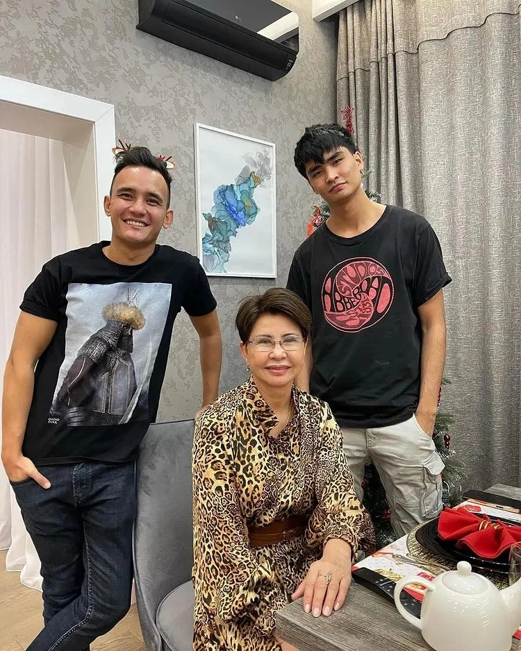 Роза Рымбаева с детьми Роза Рымбаева с детьми