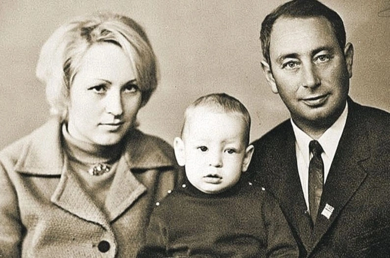 Леонид Слуцкий с родителями  в детстве