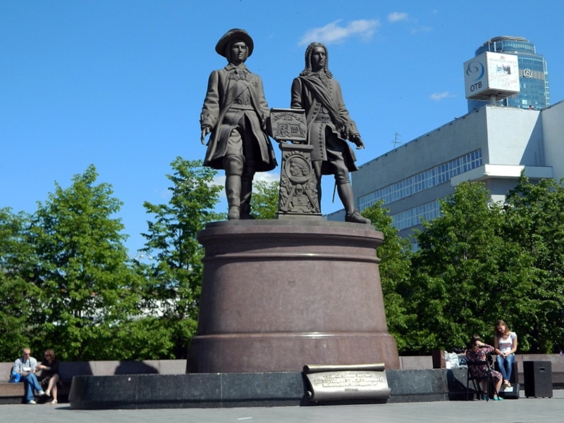 Памятник Василию Татищеву и Вильгельму де Геннину
