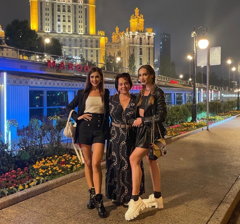 Анна Бузова с мамой и сестрой