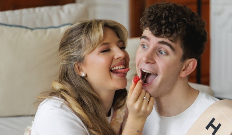 Аня Покров и Артур Бабич расписались в Петербурге