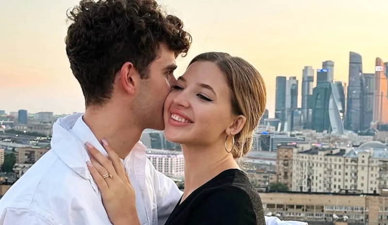 Аня Покров и Артур Бабич расписались в Петербурге