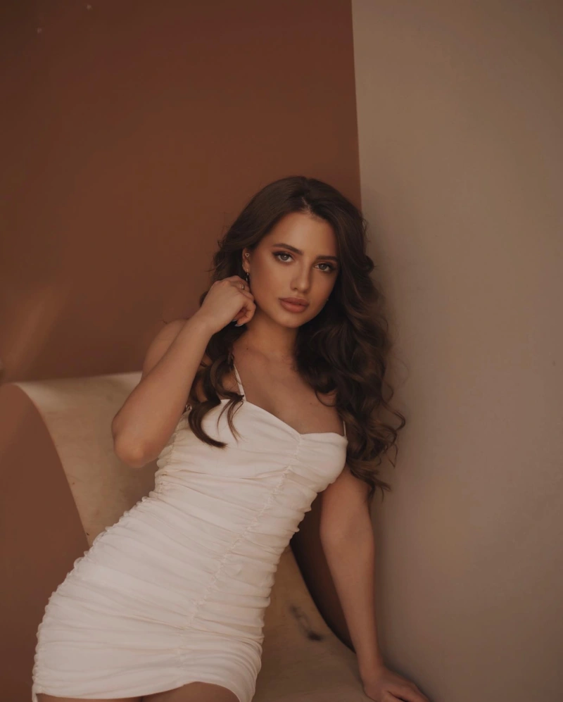 Полина Чистякова в платье