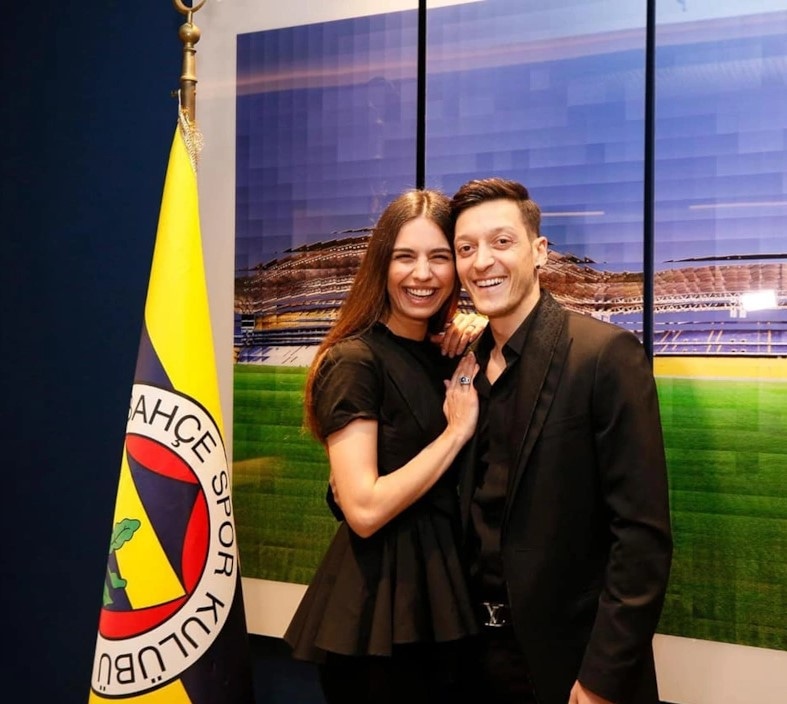 Месут Озил с женой