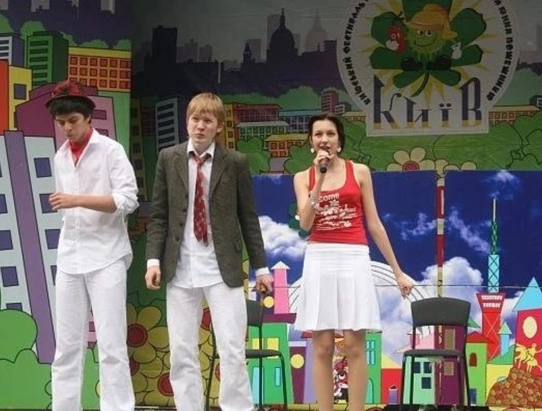 Данила Поперечный* в юности (посередине)