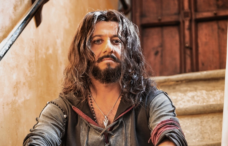 Михаил Галустян стал злодеем в фильме "Королек моей любви"