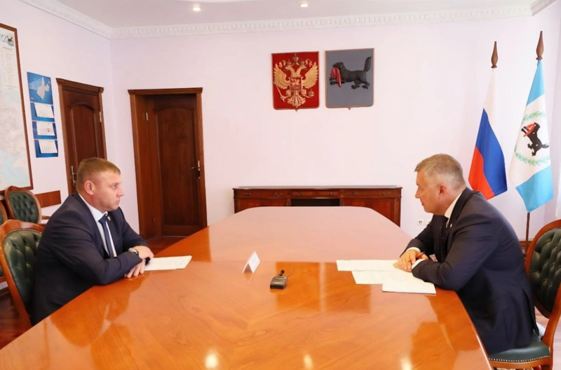 Заместитель губернатора Иркутской области Александр Шуваев и глава области Игорь Кобзев