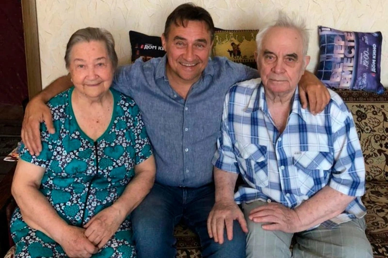 Камиль Ларин с родителями