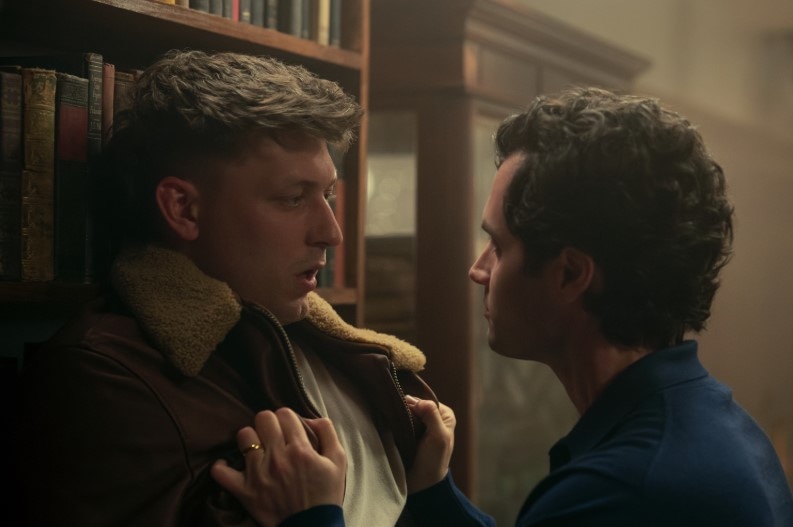 Том Фрэнсис (слева) в сериале «Ты»