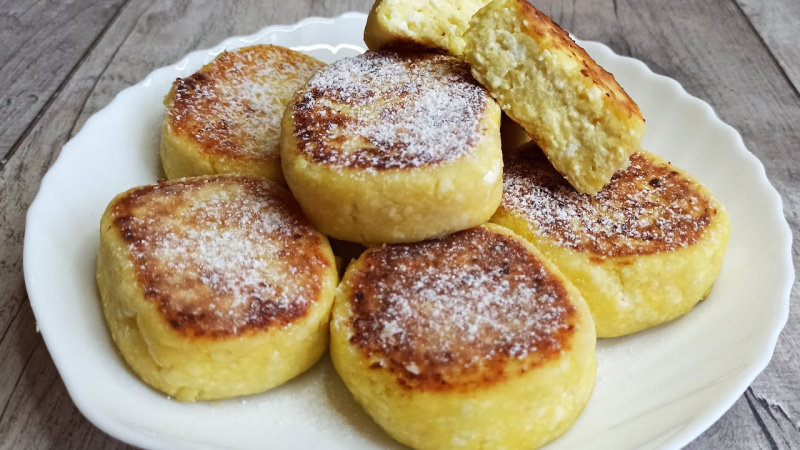 Манная крупа делает сырники более нежными и сохраняет яркий вкус творога