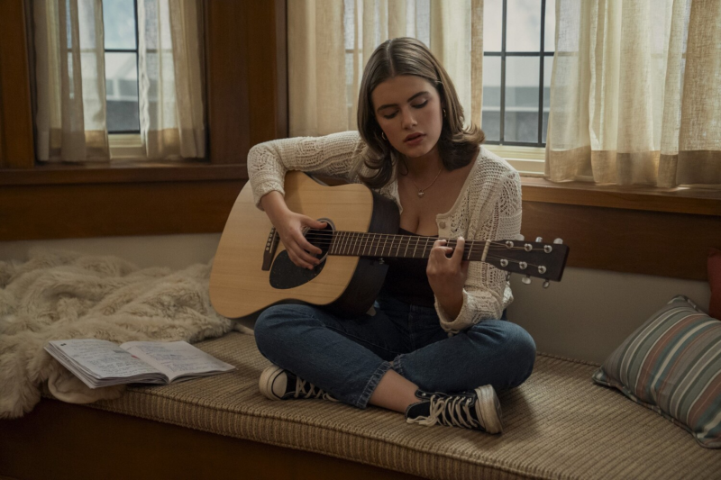 Элла Брайт в сериале «Вне кампуса»