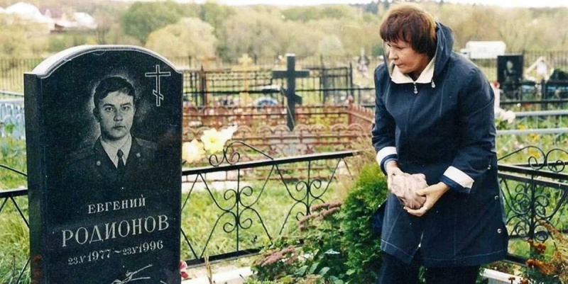 Мать Евгения Родионова на могиле сына