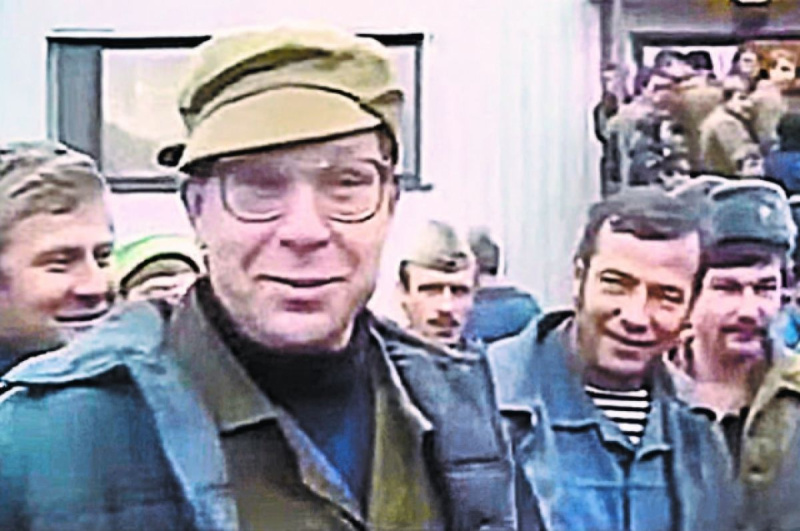 Валерий Легасов среди ликвидаторов Чернобыльской аварии