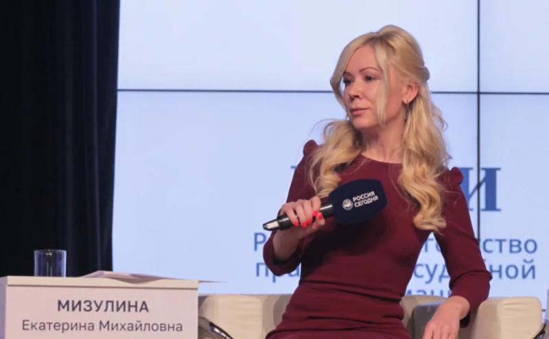 Екатерина Мизулина на выступлении