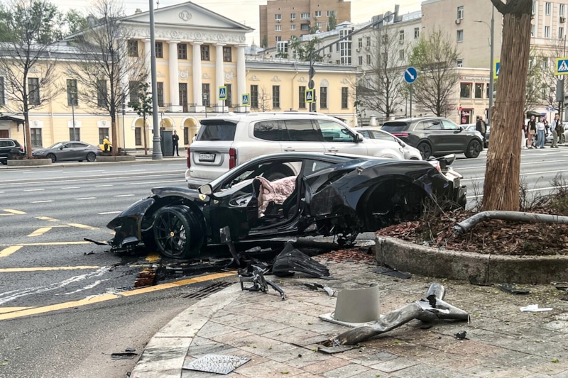 Navai вдребезги разбил Ferrari в центре Москвы