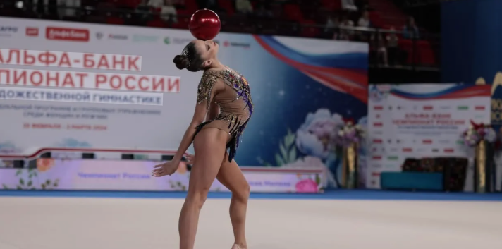 Милена Щенятская с мячом