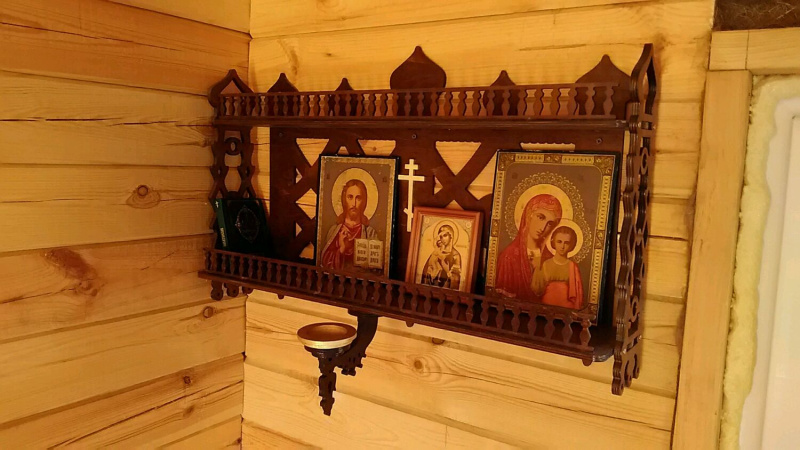 Иконы в доме не советуют ставить рядом с бытовой суетой