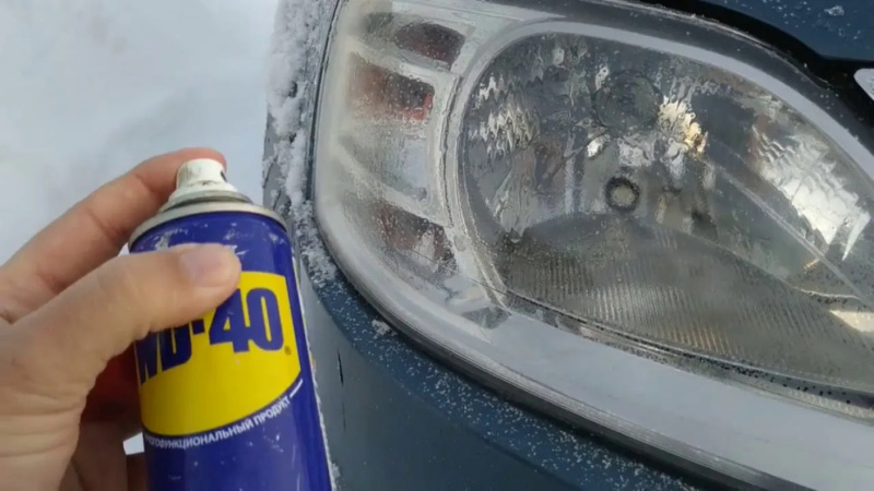 WD-40 помогает временно вернуть прозрачность помутневшим автомобильным фарам