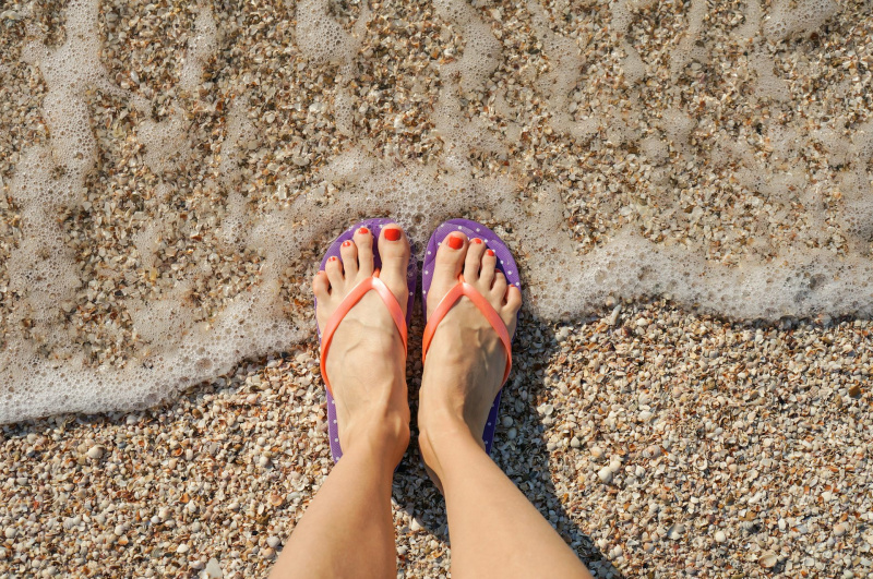 Правильный уход защищает пляжную обувь от соли, песка и деформации