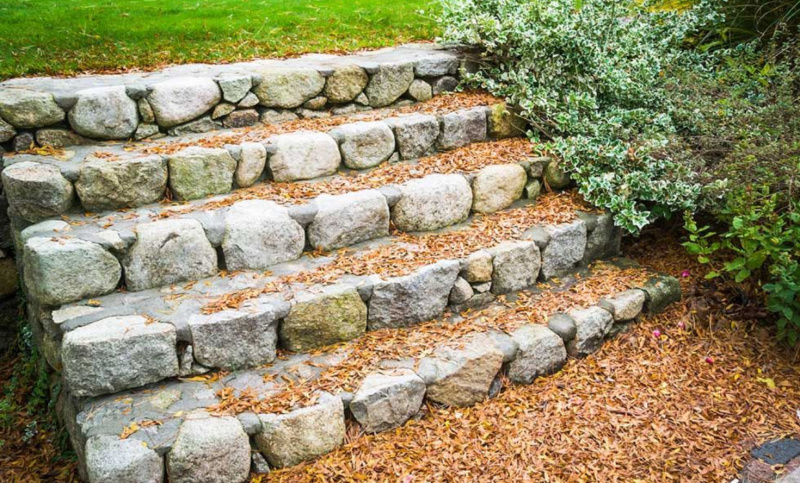 Натуральный камень подходит для прочных садовых ступеней на участке с уклоном