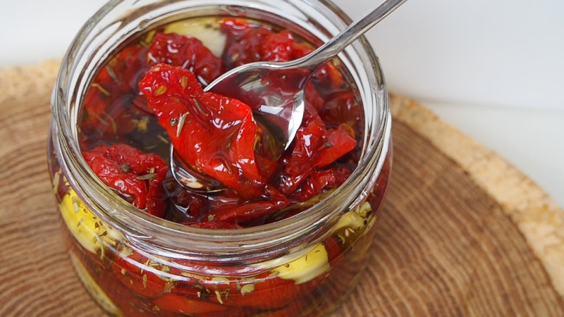 Вяленые томаты готовят из мясистых помидоров при мягкой сушке