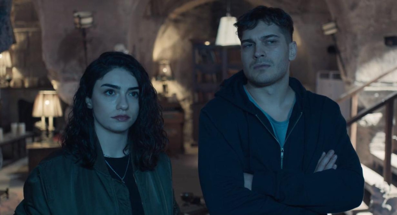 Хазар Эргючлю и Чагатай Улусой в сериале «Защитник»