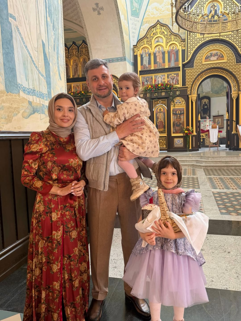 Евгений Евпак с женой Ольгой Дибцевой и детьми