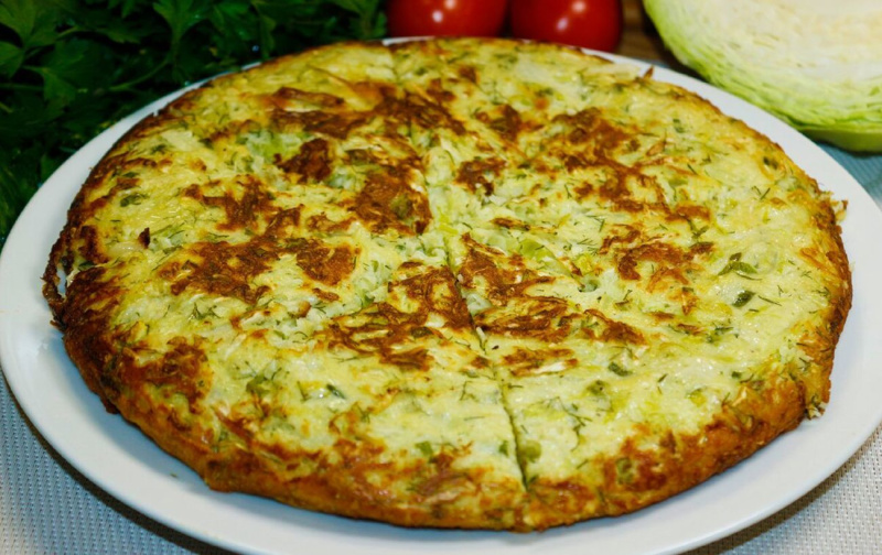 Мясной пирог на сковороде помогает быстро приготовить сытный ужин