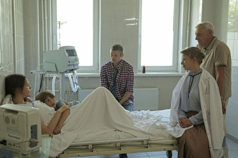 Кадр из сериала «Семейный подряд» 