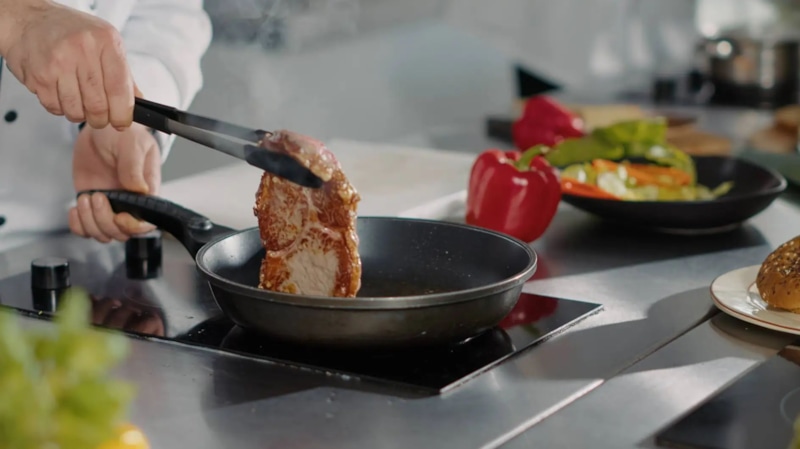 Мясо становится мягче после соды, лука, киви или сухого посола