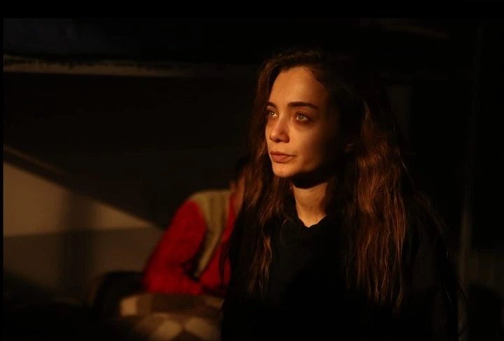 Дамла Сонмез в сериале «Чукур» Дамла Сонмез в сериале «Чукур»