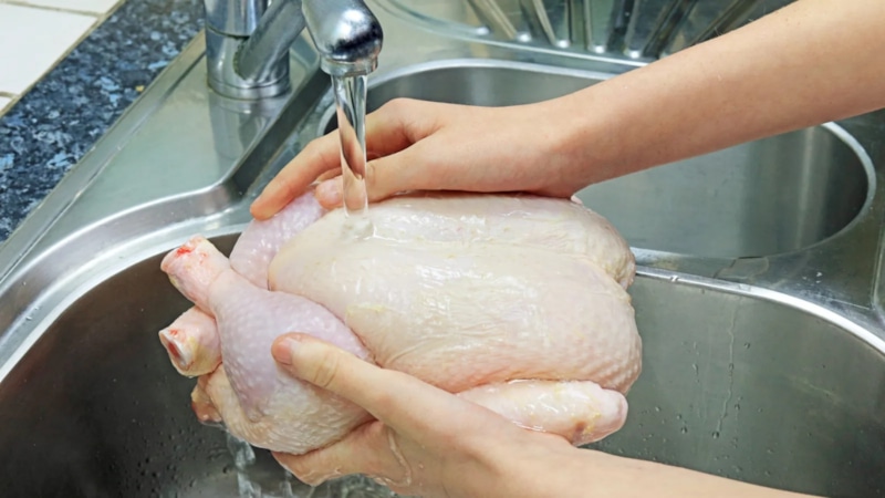 Некоторые продукты перед готовкой лучше не мыть из-за риска и потери вкуса