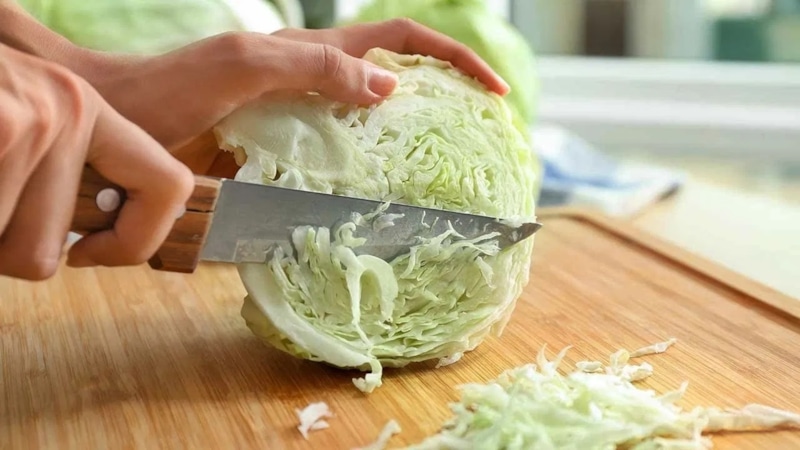 Капустные блины готовят на кефире с творогом, овощами и зеленью