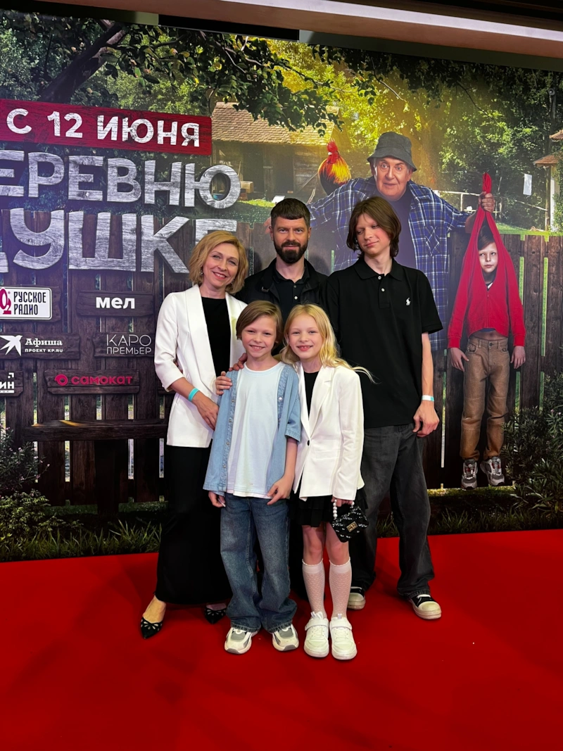 Ярослав Головнёв с родителями, братом и сестрой