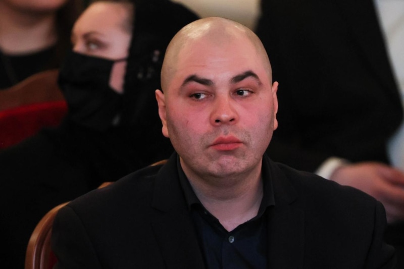 Олега Эйдельштейна со скандалом выселяют из элитного особняка Жириновского Олега Эйдельштейна со скандалом выселяют из элитного особняка Жириновского