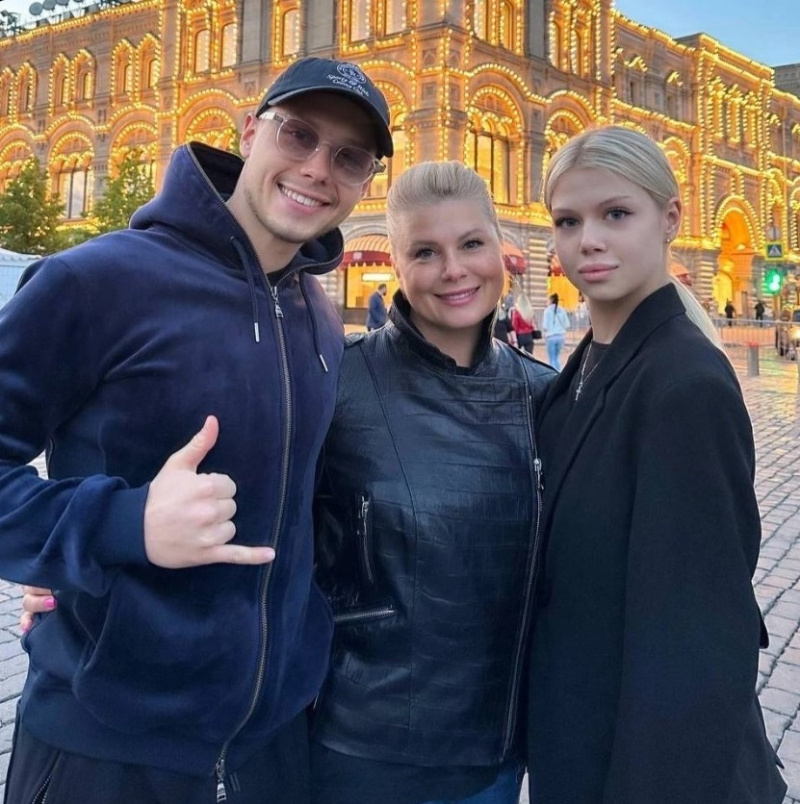 Сестра блогера Янчика Юна Шаймухаметова с братом и мамой