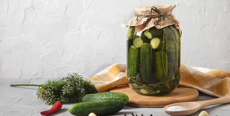 Перезрелые огурцы маринуют с куркумой, сахаром и уксусом Перезрелые огурцы маринуют с куркумой, сахаром и уксусом