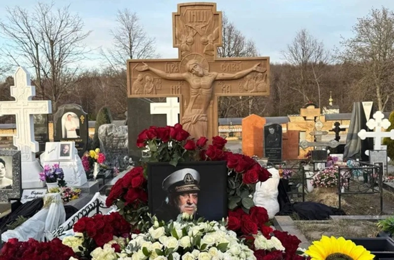 Филипп Киркоров создал родовой склеп в России на месте захоронения отца