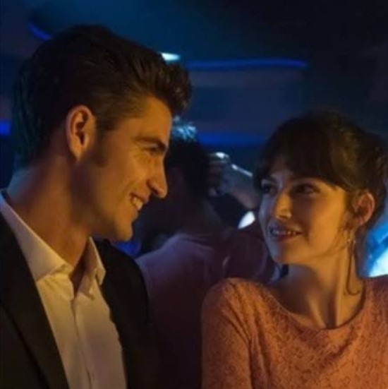 Макси Иглесиас и Урсула Корберо в сериале «Физика или химия»