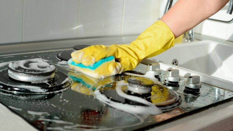 Масло меньше брызгает, если убрать влагу и не перегружать сковороду