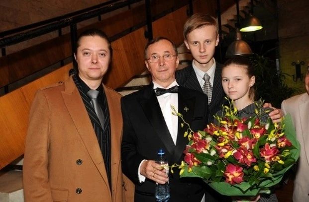 Николай Бурляев с детьми