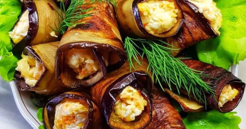 Овощной ролл из баклажана, цукини и сыра запекают без лишнего масла