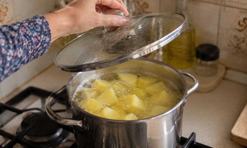 Картофель лучше варить с учетом крышки, кипения и размера клубней